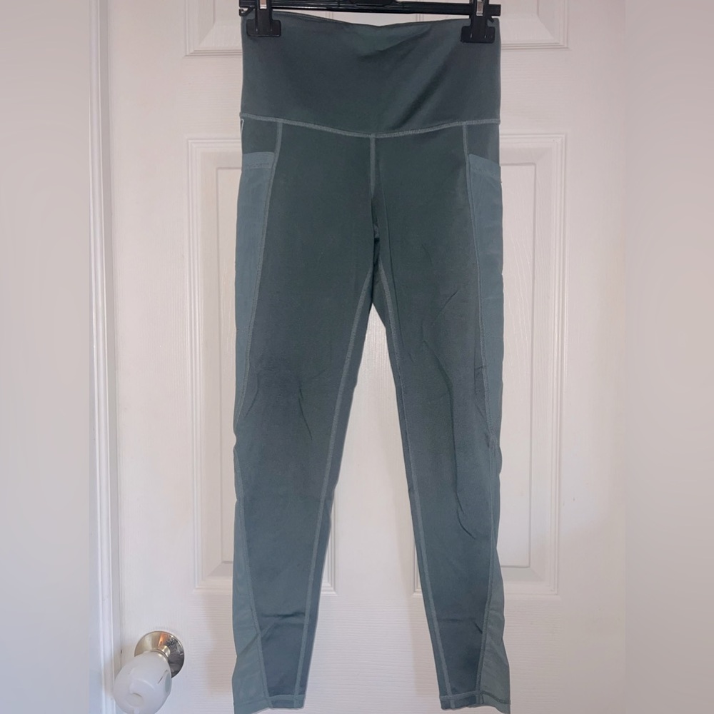 1st Phorm Forest Green leggings with side pockets and back pocket!